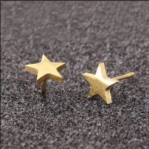 ⭐️ Gold star stud earrings ⭐️